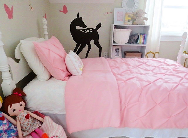 This is an example of a mid-sized traditional kids' bedroom for kids 4-10 years old and girls with beige walls.