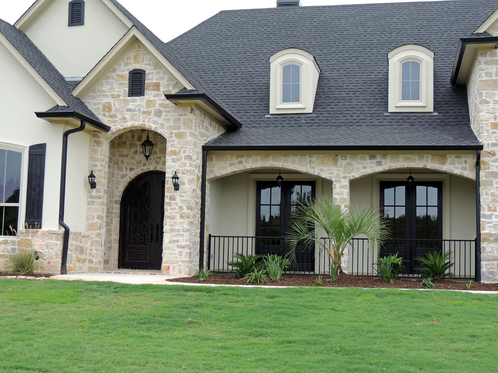 Inspiration for a traditional exterior in Dallas.