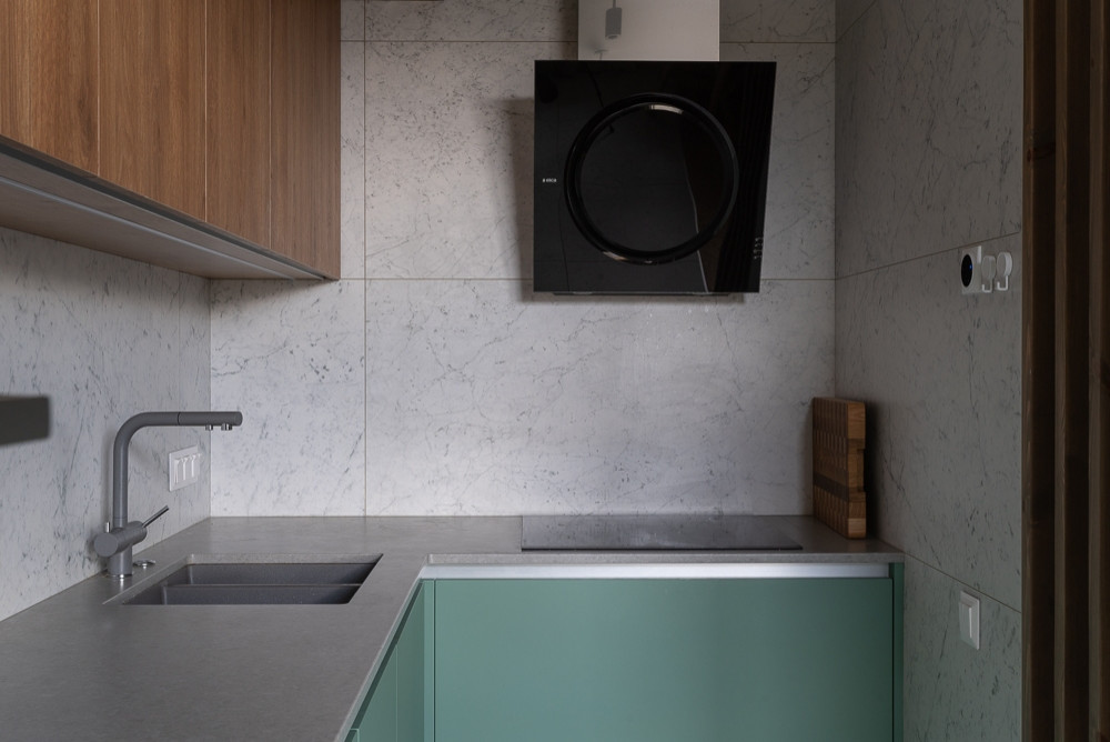 Кухонный гарнитур с фасадами в потолок от INTERIERNO