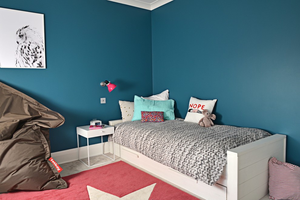 Inspiration for a mid-sized contemporary bedroom in London with carpet, no fireplace, grey floor and blue walls.