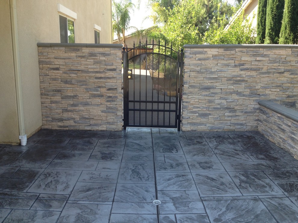 Photo of a mid-sized transitional patio in Los Angeles.