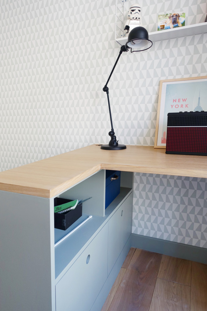 パリにある高級な小さな北欧スタイルのおしゃれな書斎 (無垢フローリング、造り付け机、白い床、壁紙) の写真