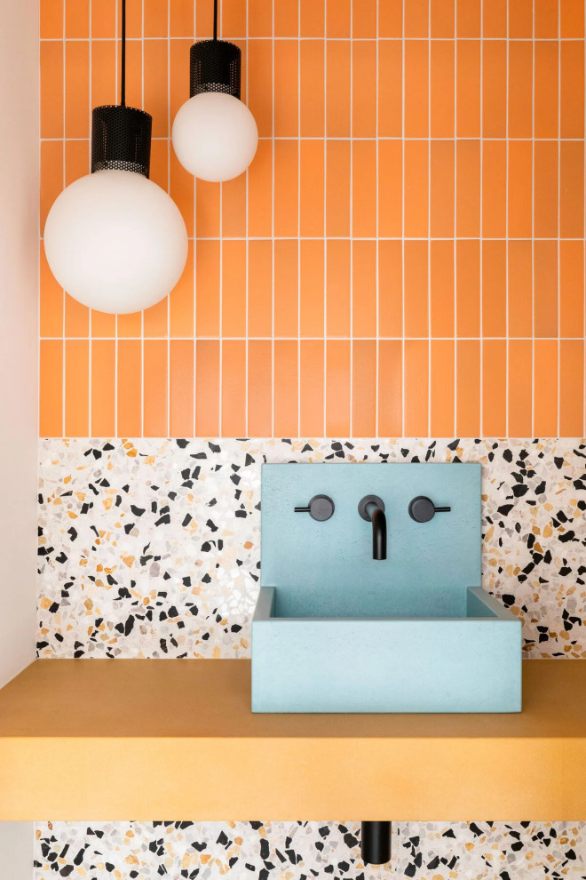 Exempel på ett modernt badrum, med orange kakel och keramikplattor