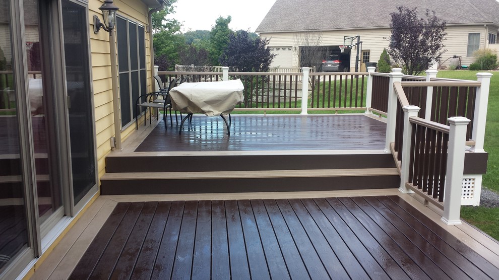 Example of a mid-sized classic backyard deck design