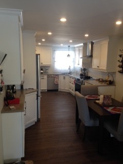 Example of a transitional home design design in Ottawa