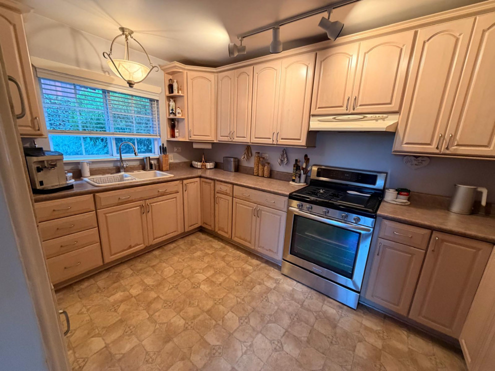 Timeless, Bright, Classic Design With A Sophisticated Two Tone Cabinet Scheme. Kitchen Remodel by Pinnacle Design and Build project photo 4