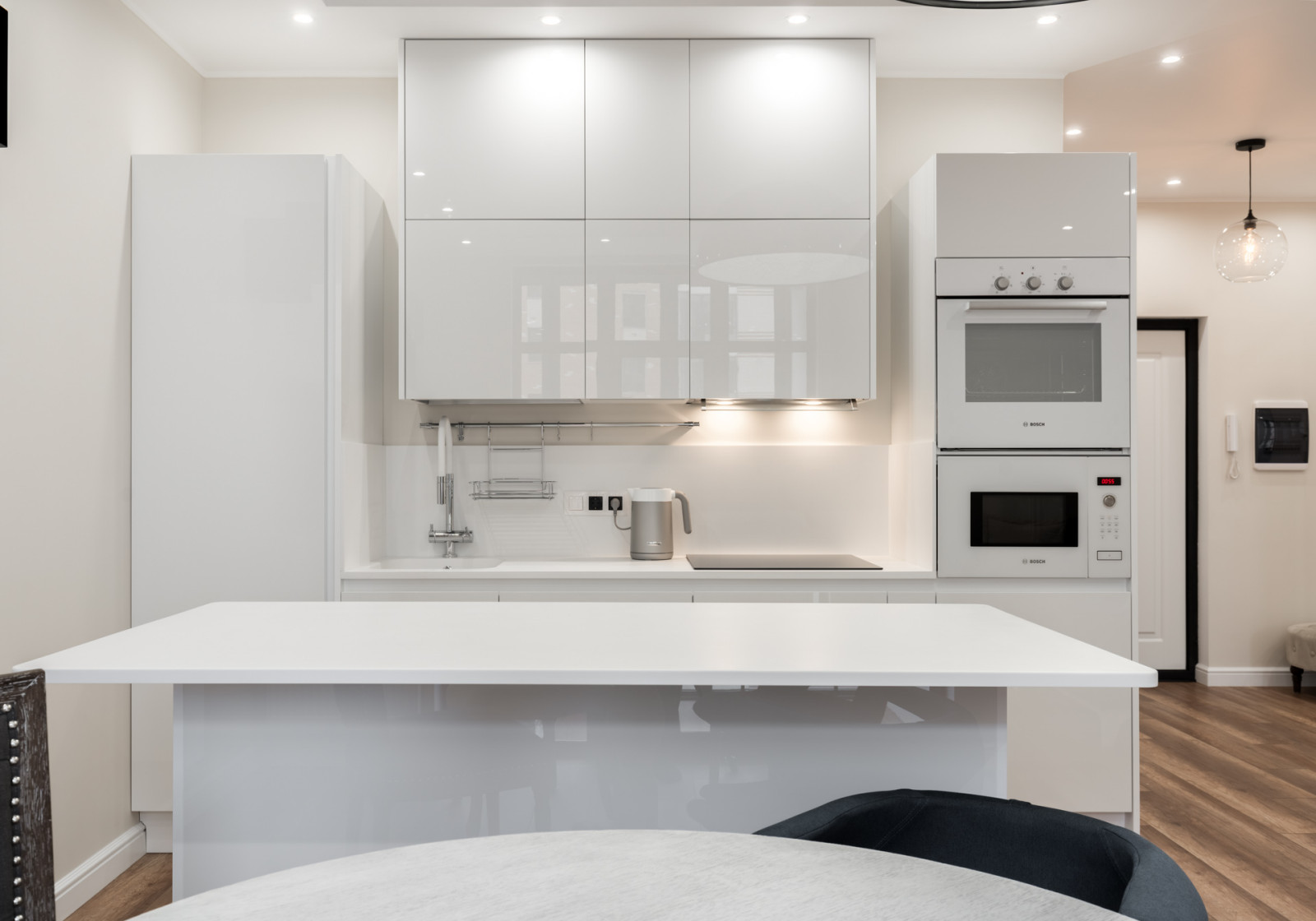 Белая кухня, черные кубы. Модель Vector. Дизайнер Игорь Степанов