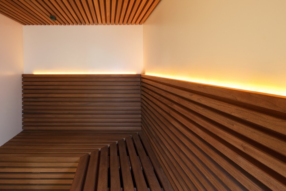 Sauna With beigen Fliesen, Keramikfliesen, offenen Schränken, beigen Schränken, Einbaubadewanne, bodengleicher Dusche, Wandtoilette mit Spülkasten, beiger Wandfarbe, Keramikboden, Sauna, Aufsatzwaschbecken, Granit-Waschbecken/Waschtisch, beigem Boden and Falttür-Duschabtrennung in Berlin