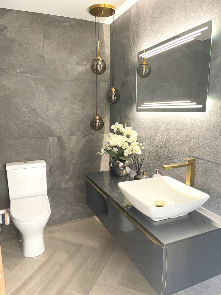 Esempio di un piccolo bagno di servizio design con ante nere, piastrelle in gres porcellanato e mobile bagno sospeso