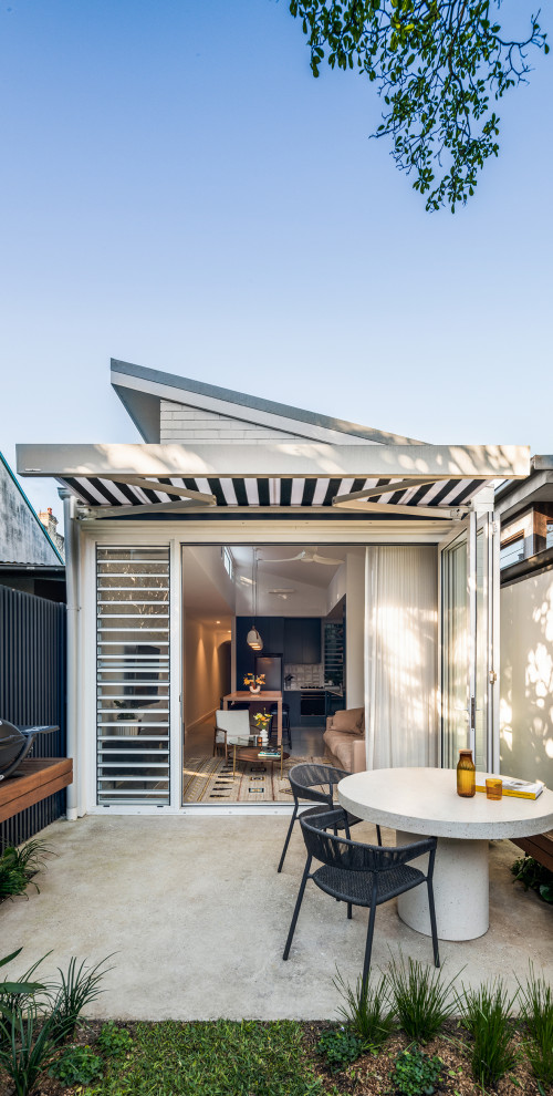 Kleines, Einstöckiges Modernes Einfamilienhaus mit Backsteinfassade, weißer Fassadenfarbe, Blechdach und grauem Dach in Sydney
