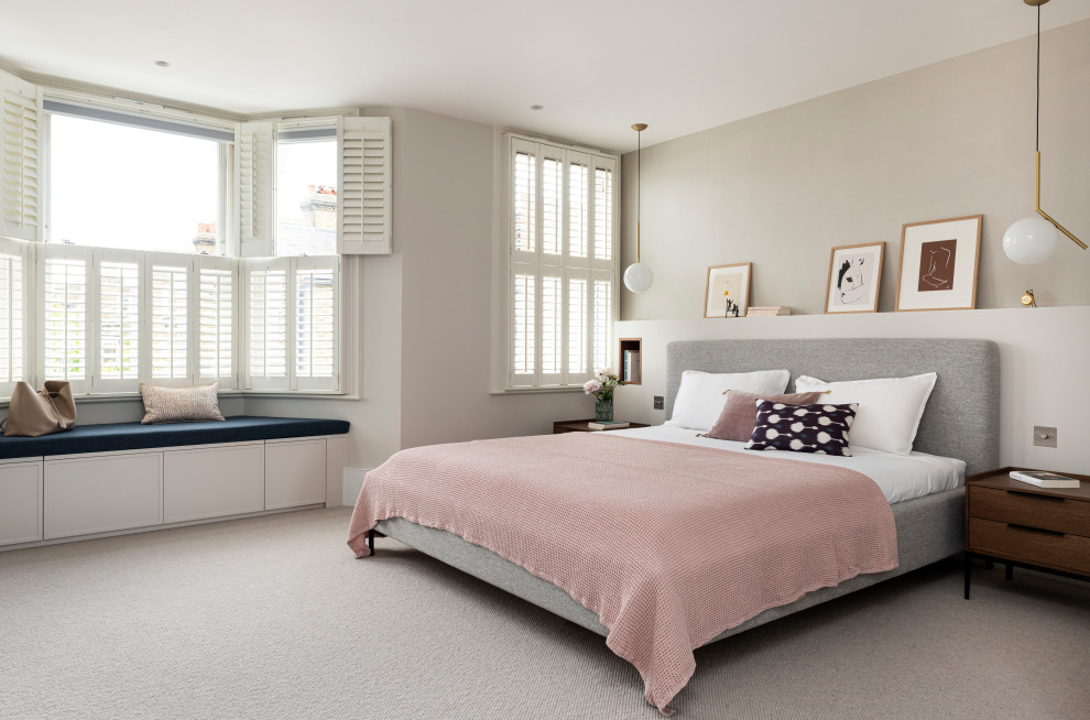 Großes Modernes Hauptschlafzimmer mit beiger Wandfarbe, Teppichboden, beigem Boden und Tapetenwänden in London