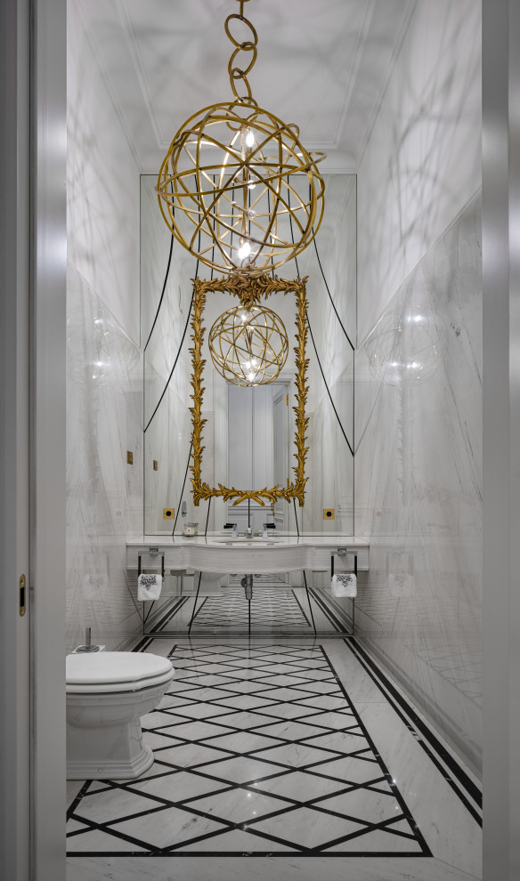 Idéer för ett mellanstort klassiskt vit toalett, med luckor med upphöjd panel, beige skåp, en bidé, vit kakel, marmorkakel, vita väggar, marmorgolv, ett undermonterad handfat, marmorbänkskiva och vitt golv