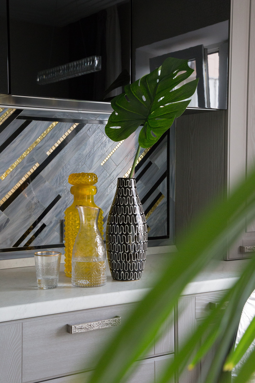 Яркая геомтерия в трехкомнатной квартире.