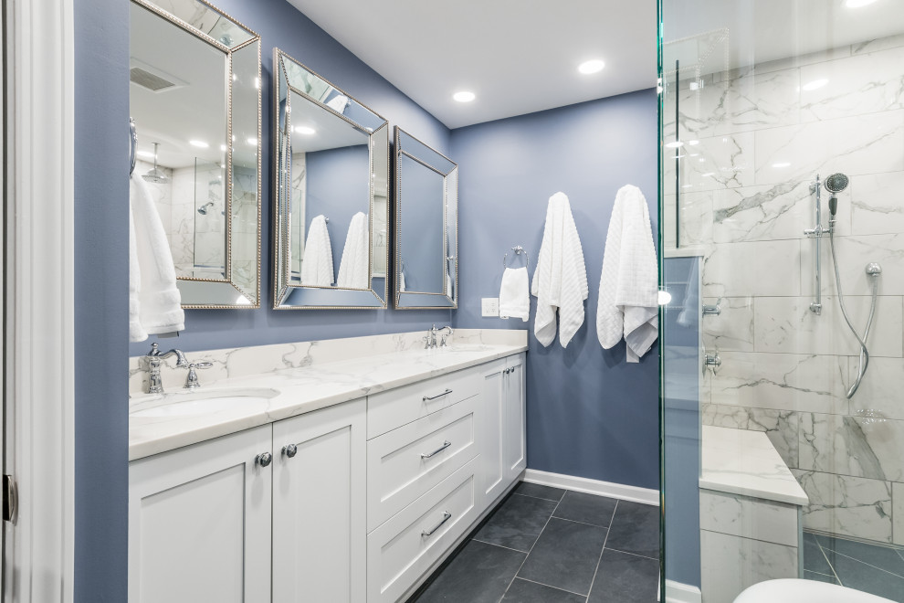 Réalisation d'une grande salle de bain principale tradition avec des portes de placard blanches, un espace douche bain, un mur bleu, un sol gris, aucune cabine, meuble double vasque et meuble-lavabo encastré.