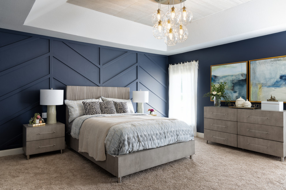 Hauptschlafzimmer mit blauer Wandfarbe, Teppichboden, beigem Boden und eingelassener Decke in Kansas City