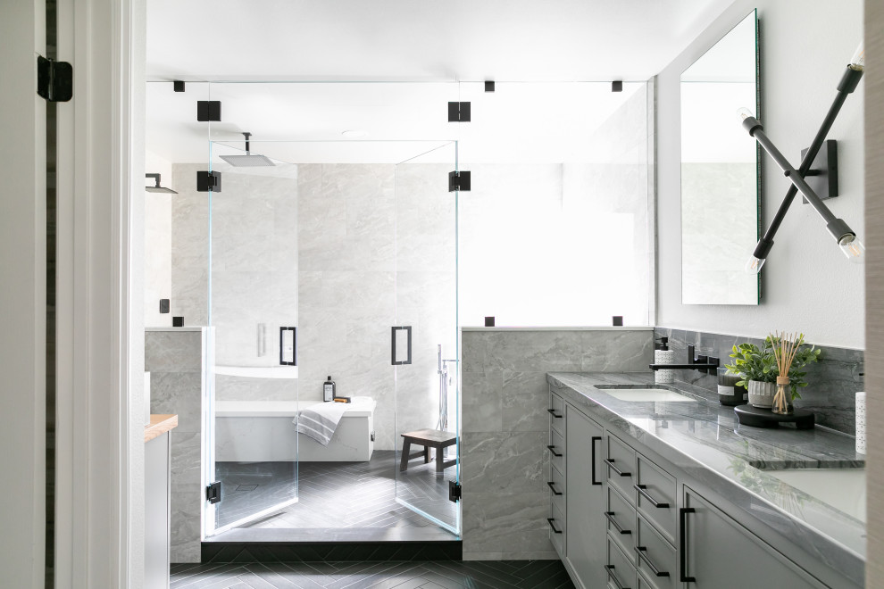 Idéer för ett klassiskt grå badrum, med luckor med infälld panel, grå skåp, våtrum, grå kakel, ett undermonterad handfat, grått golv och dusch med gångjärnsdörr