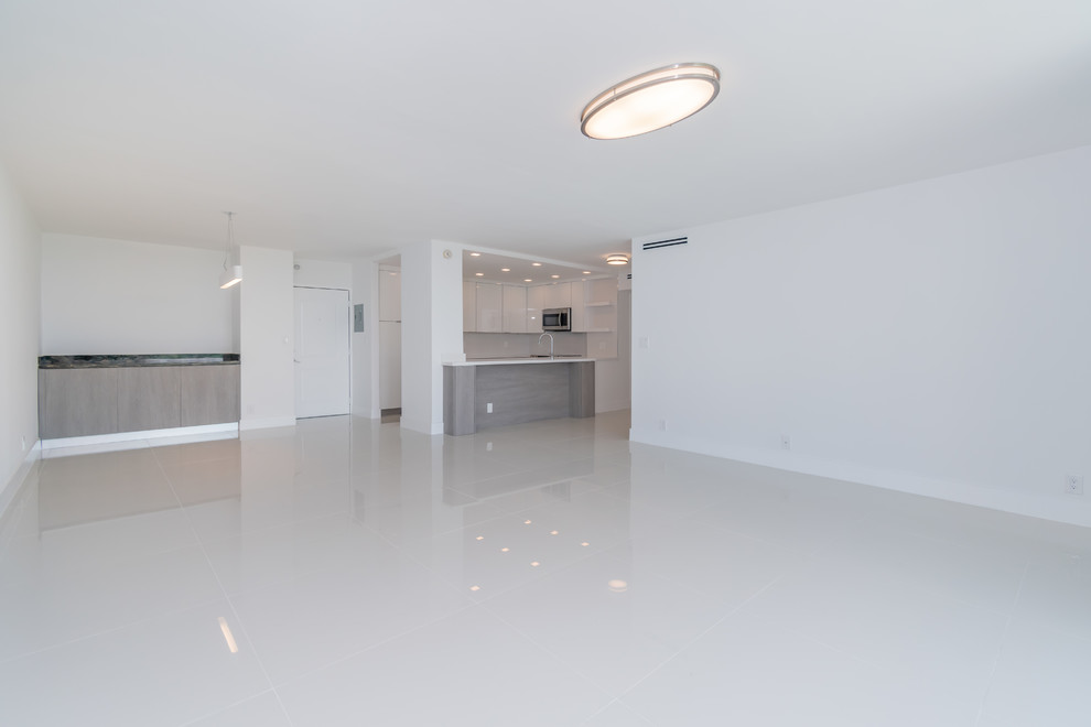 Contemporary Condo / Open your kitchen