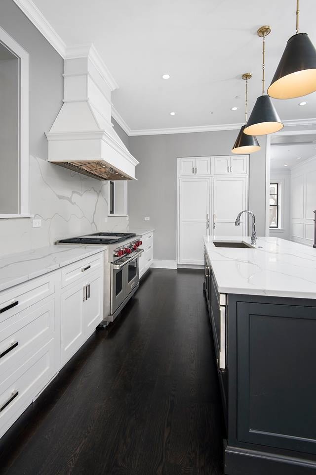 Example of a transitional kitchen design in Chicago