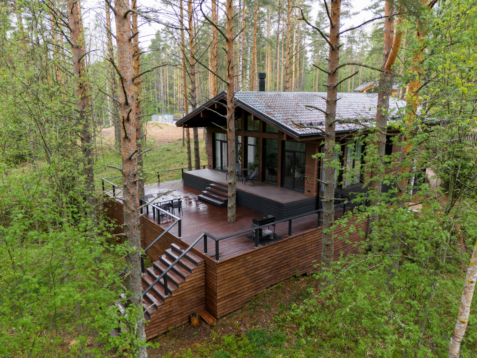 Каркасный дом в сосновом лесу