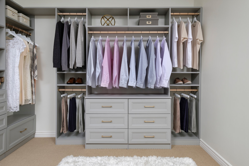 Photo of a mid-sized modern men's walk-in wardrobe in Dallas with recessed-panel cabinets, grey cabinets, carpet and beige floor.
