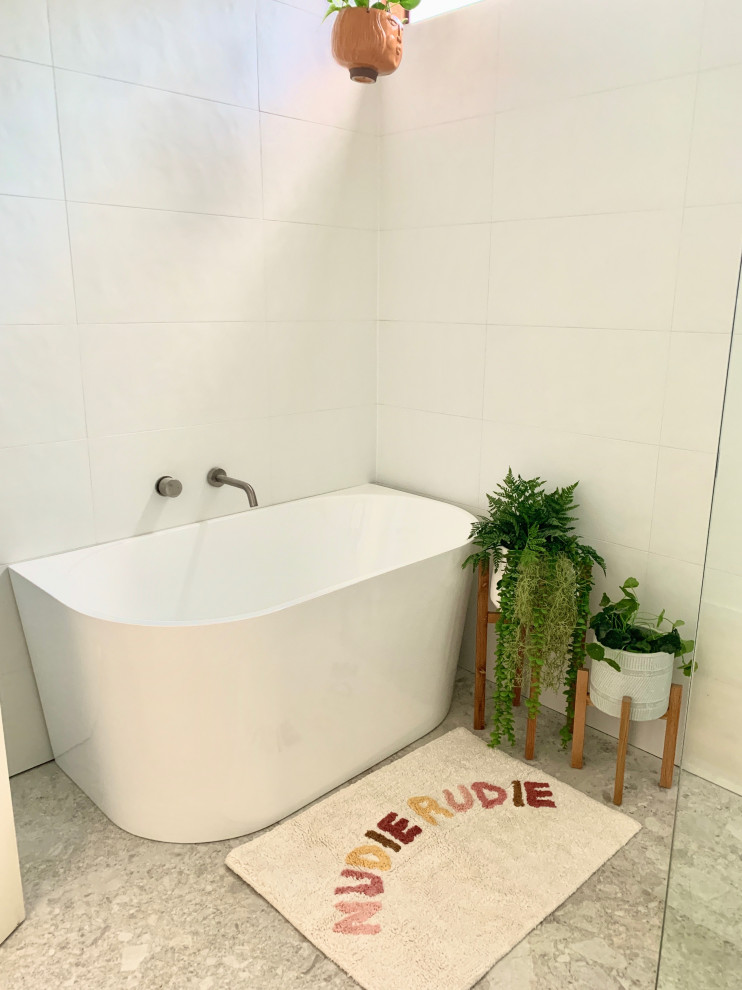 Contemporary bathroom in Melbourne.