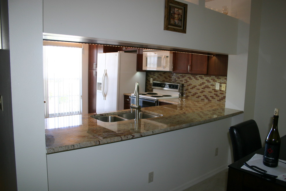 Kitchen - traditional kitchen idea in Tampa