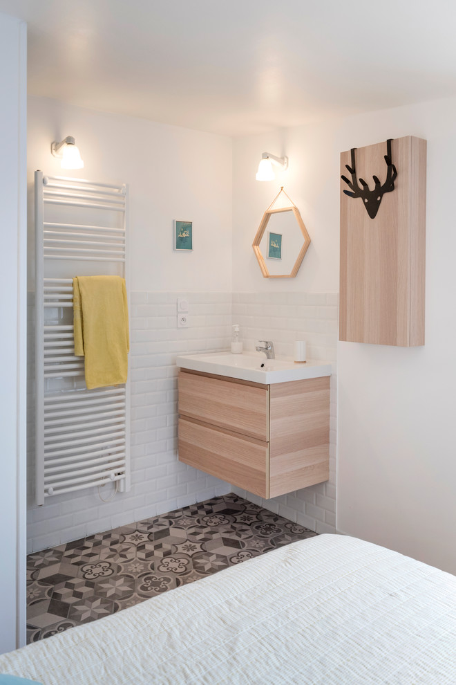 Cette photo montre douche en alcôve in bois clair With un placard à porte affleurante, une douche en alcôve, un carrelage blanc, un carrelage métro, un mur blanc, sol en stratifié, un lavabo posé, un plan de toilette en granite, un sol beige and un plan de toilette blanc.
