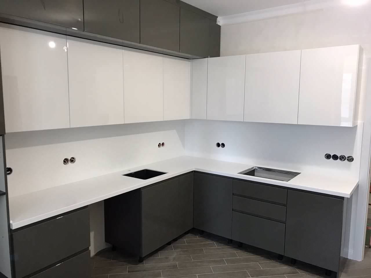 Столешницы из искусственного камня для просторной кухни