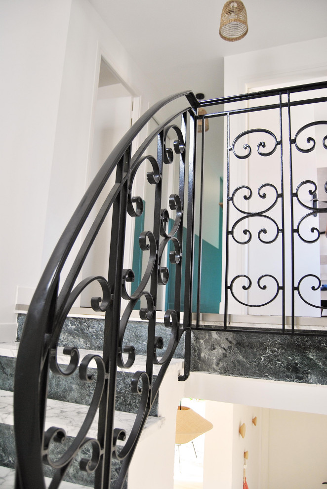 Inspiration pour escalier in marbre With des contremarches en marbre, un garde-corps en métal and palier.