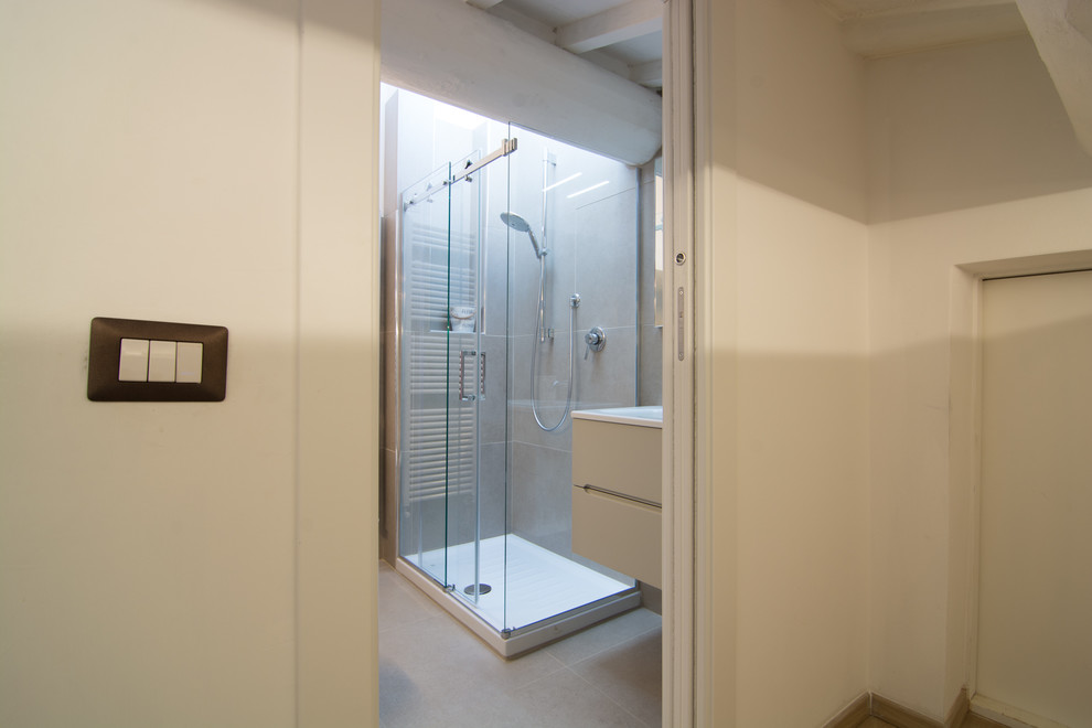 Idéer för stora minimalistiska badrum, med vita väggar, linoleumgolv och beiget golv