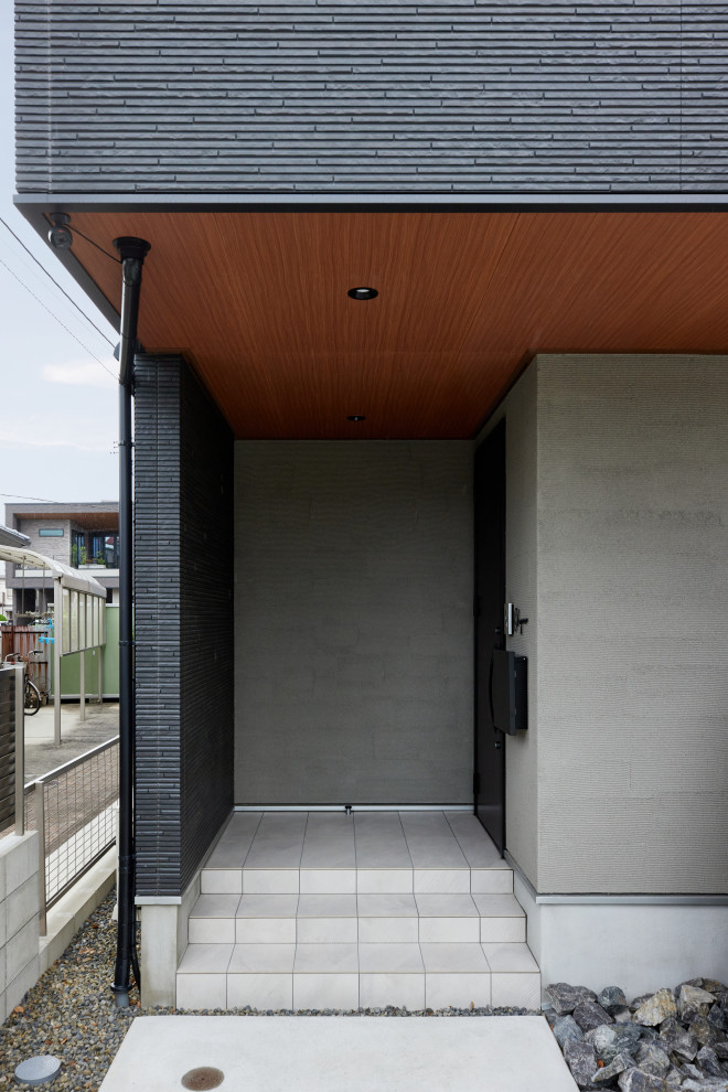Foto di un portico moderno di medie dimensioni e davanti casa con piastrelle