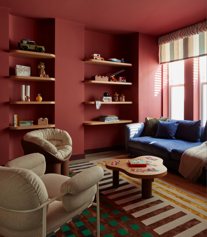 Idéer för ett mellanstort modernt separat vardagsrum, med en hemmabar, blå väggar, en öppen vedspis, en spiselkrans i metall och beiget golv