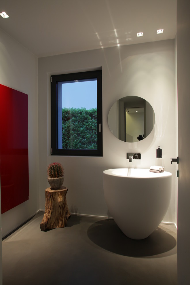 Inspiration for a contemporary bathroom in Milan.