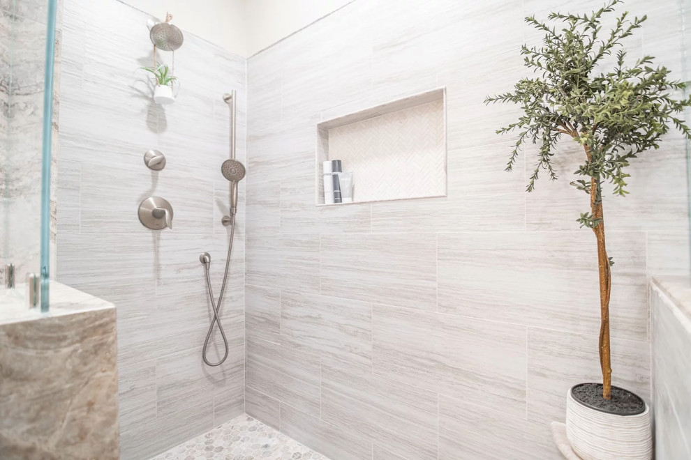 Exempel på ett stort vit vitt en-suite badrum, med skåp i shakerstil, vita skåp, ett fristående badkar, en dusch i en alkov, en vägghängd toalettstol, grå kakel, keramikplattor, beige väggar, klinkergolv i keramik, ett undermonterad handfat, bänkskiva i kvarts, grått golv och med dusch som är öppen