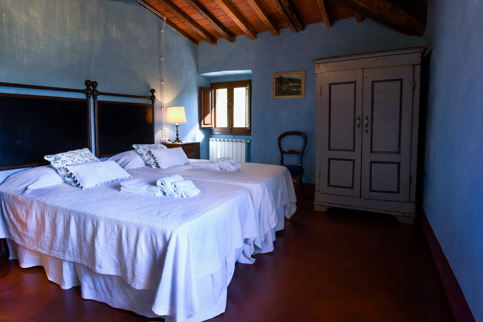 This is an example of a country bedroom in Florence.
