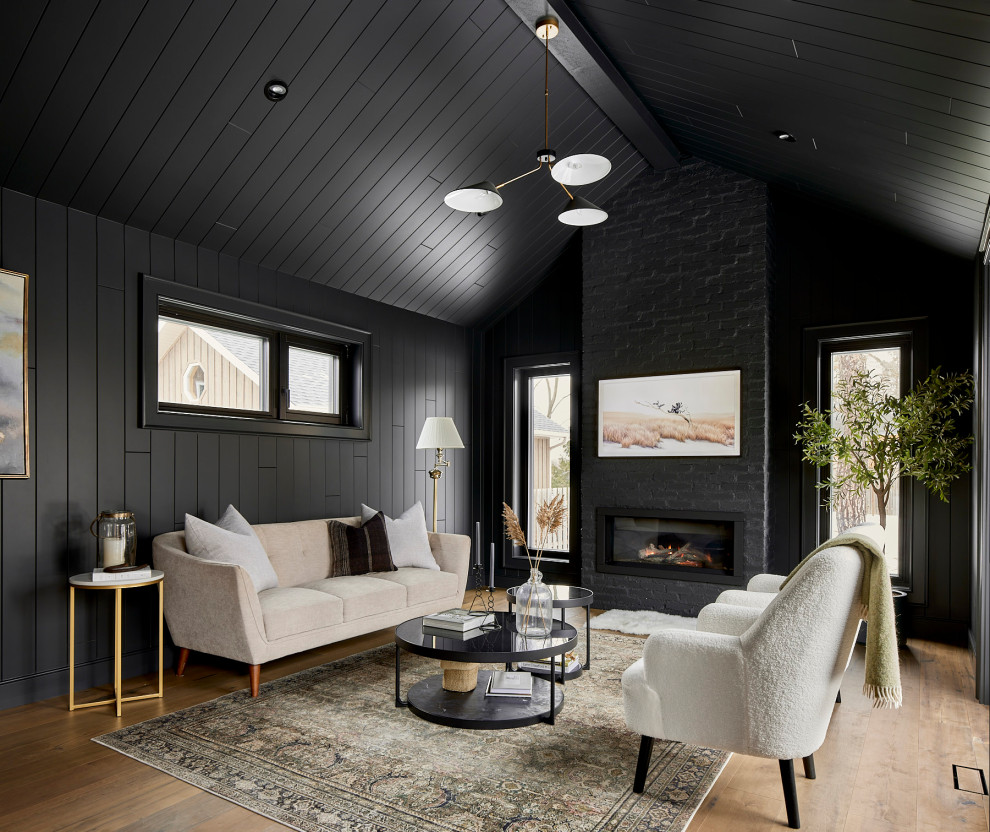 Modernes Wohnzimmer mit schwarzer Wandfarbe, braunem Holzboden, Gaskamin, Kaminumrandung aus Backstein, Holzdielendecke, gewölbter Decke und Holzdielenwänden in Toronto