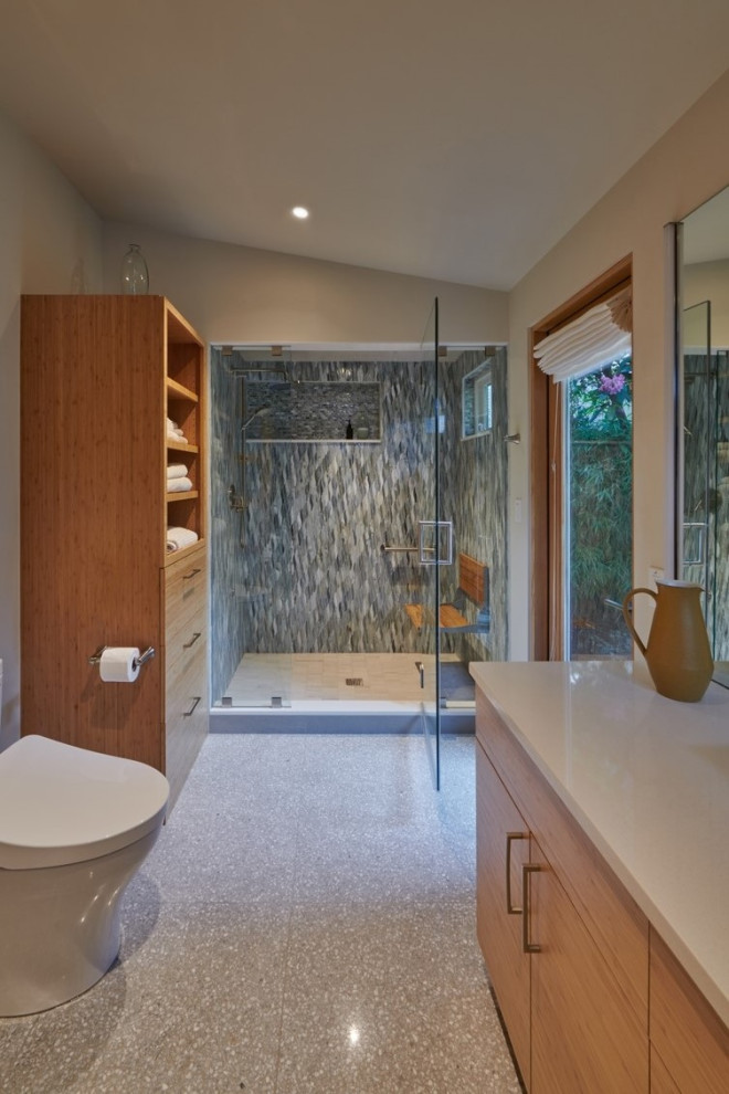 Exempel på ett mellanstort retro vit vitt en-suite badrum, med släta luckor, bruna skåp, ett platsbyggt badkar, våtrum, en bidé, cementkakel, vita väggar, terrazzogolv, ett undermonterad handfat, bänkskiva i kvartsit, grått golv och dusch med gångjärnsdörr