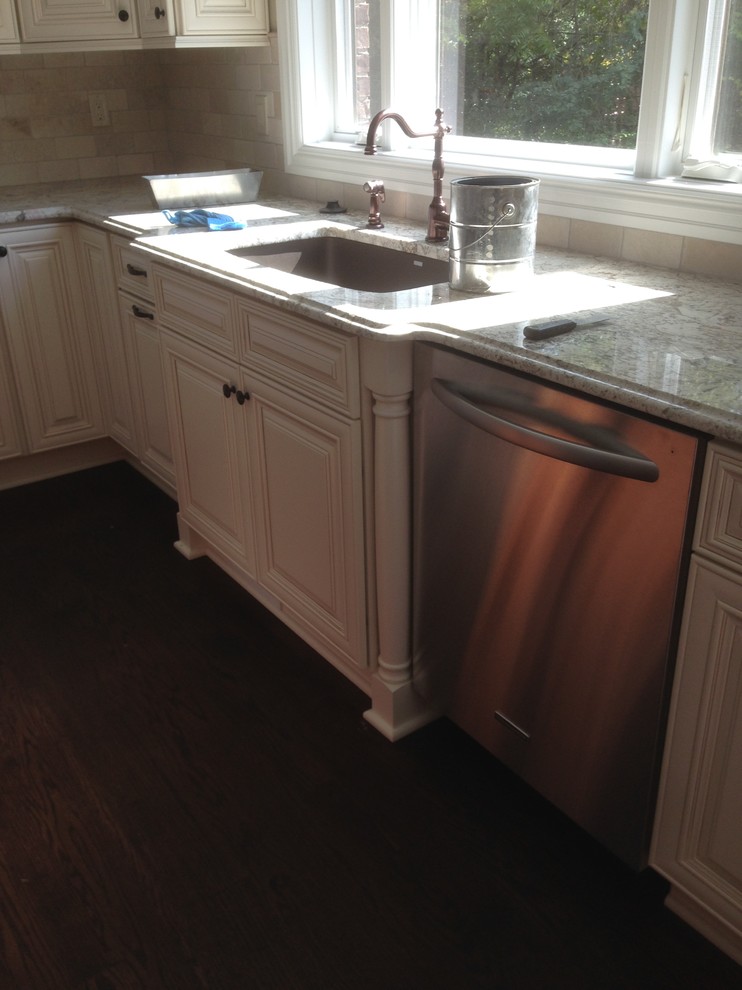 Kitchen - transitional kitchen idea