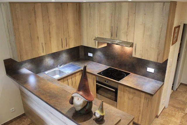 Cuisine ch&ecirc;ne halifax dans chalet rustic-kitchen