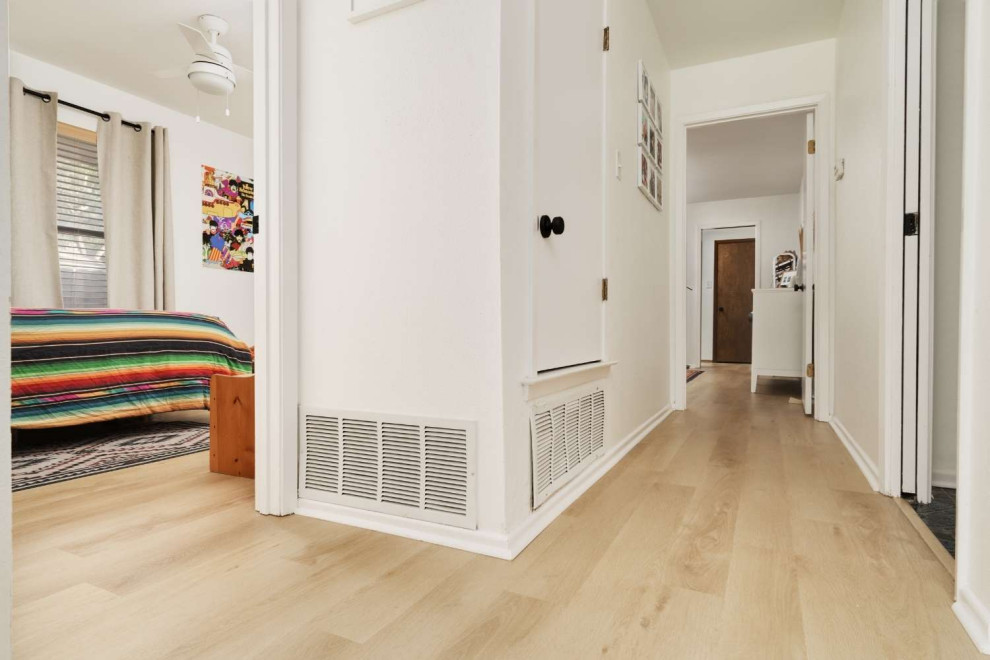 Источник вдохновения для домашнего уюта: коридор среднего размера в стиле модернизм с белыми стенами, полом из винила и желтым полом