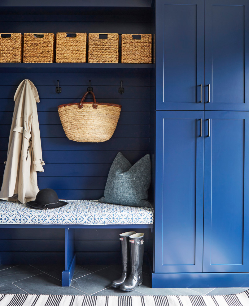 Пример оригинального дизайна: большой тамбур в стиле неоклассика (современная классика) с синими стенами, полом из керамогранита, двустворчатой входной дверью, коричневым полом и стенами из вагонки
