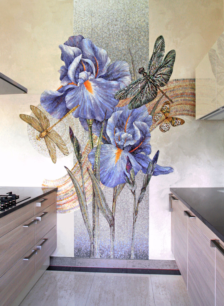 Мозаичное панно Ирисы интегрированная в плоскость декоративной штукатурки