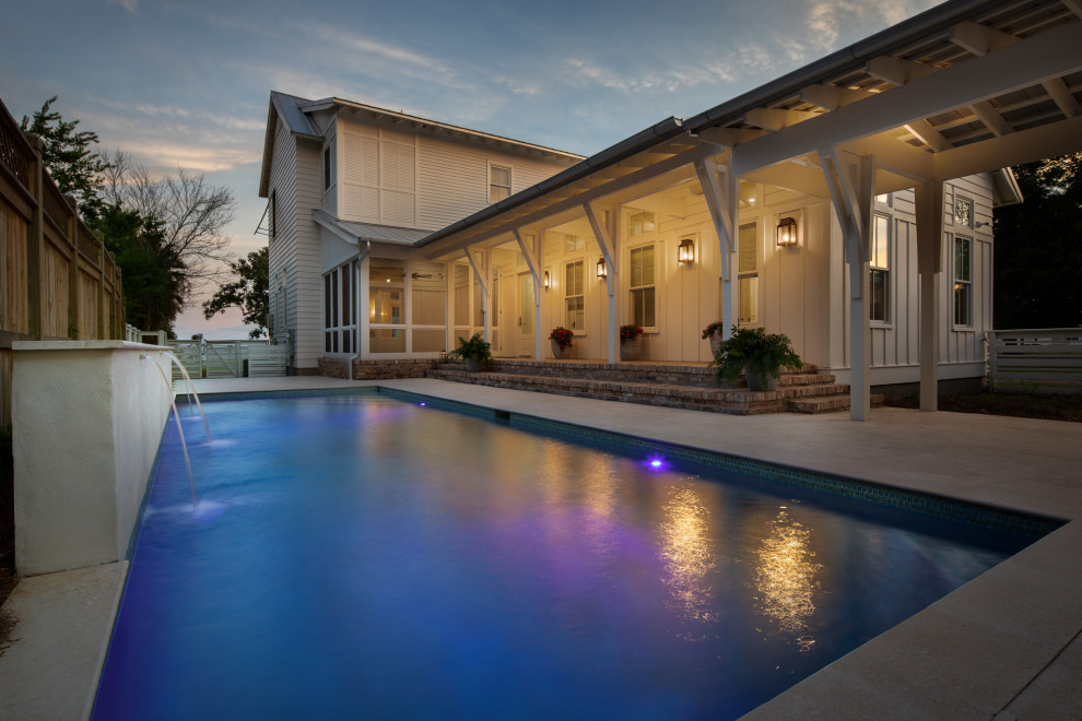 Immagine di una piscina stile marinaro rettangolare di medie dimensioni e dietro casa