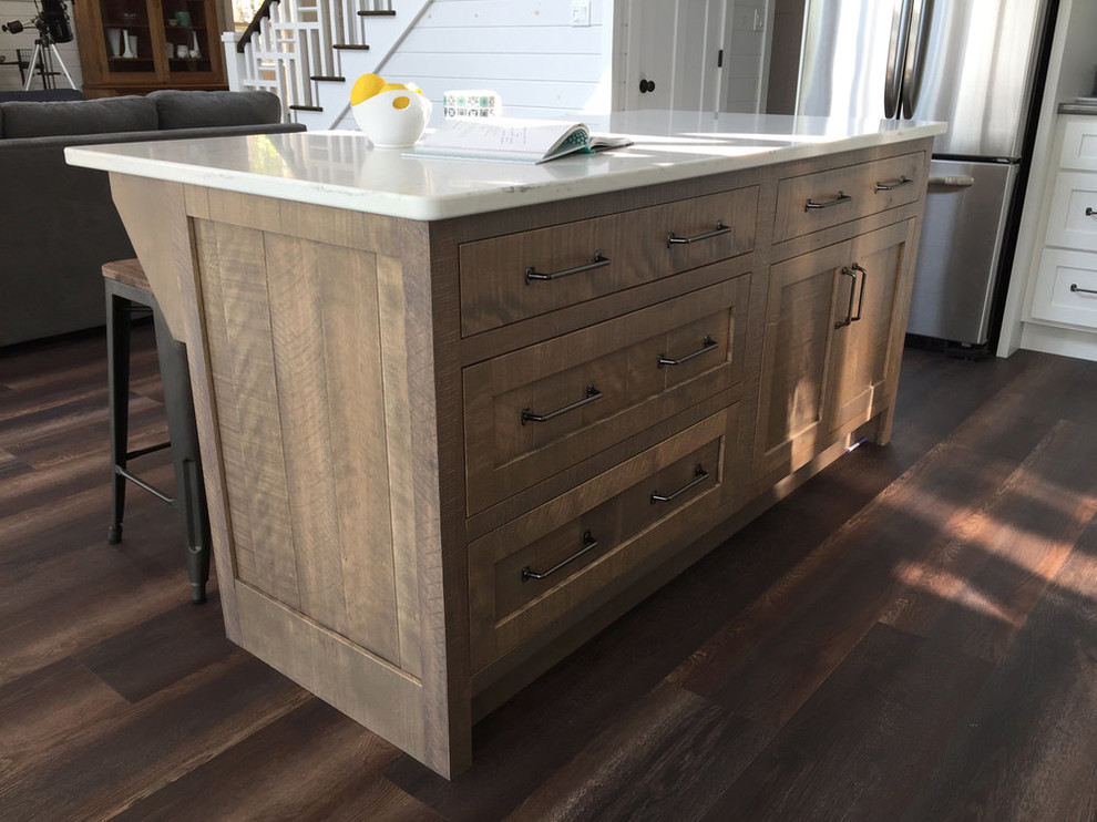 Open concept kitchen - mid-sized transitional u-shaped dark wood floor and brown floor open concept kitchen idea with a farmhouse sink, shaker cabinets, white cabinets, quartz countertops, white backsplash, stainless steel appliances, an island and white countertops
