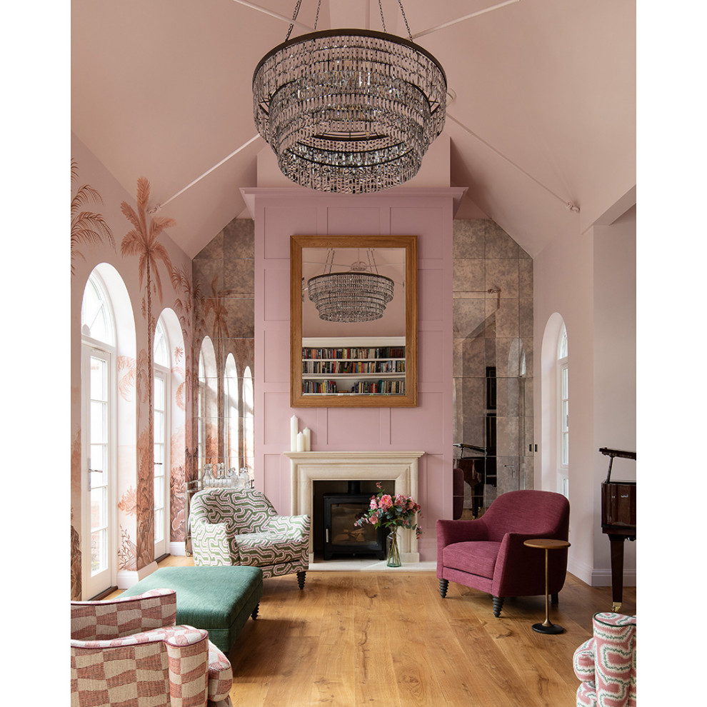 Idéer för ett stort klassiskt allrum med öppen planlösning, med ett musikrum, rosa väggar, ljust trägolv, en öppen vedspis, en spiselkrans i sten och beiget golv