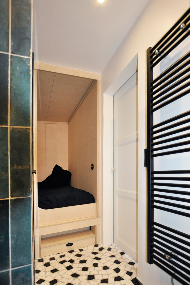 ルアーブルにある小さなトランジショナルスタイルのおしゃれな主寝室 (ベージュの壁、淡色無垢フローリング、ベージュの床、板張り壁)