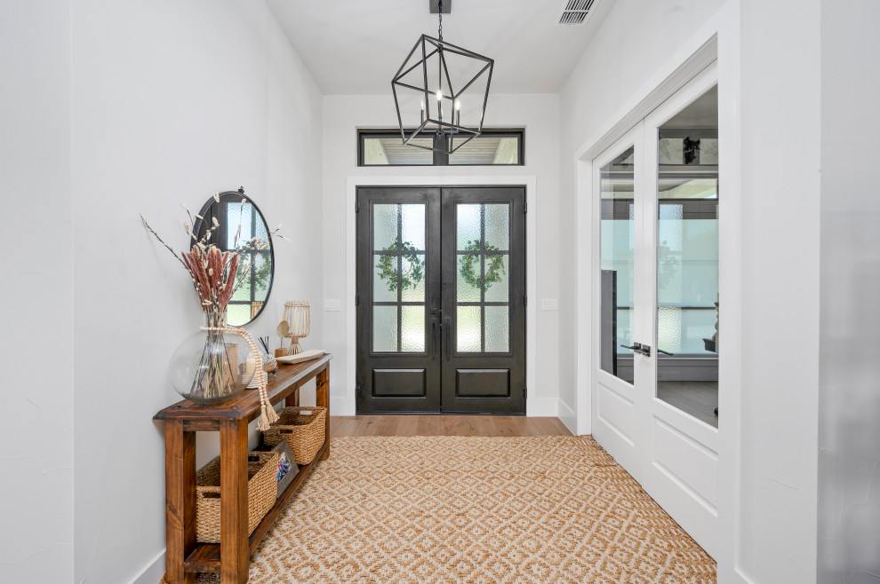 Transitional entryway photo in Austin