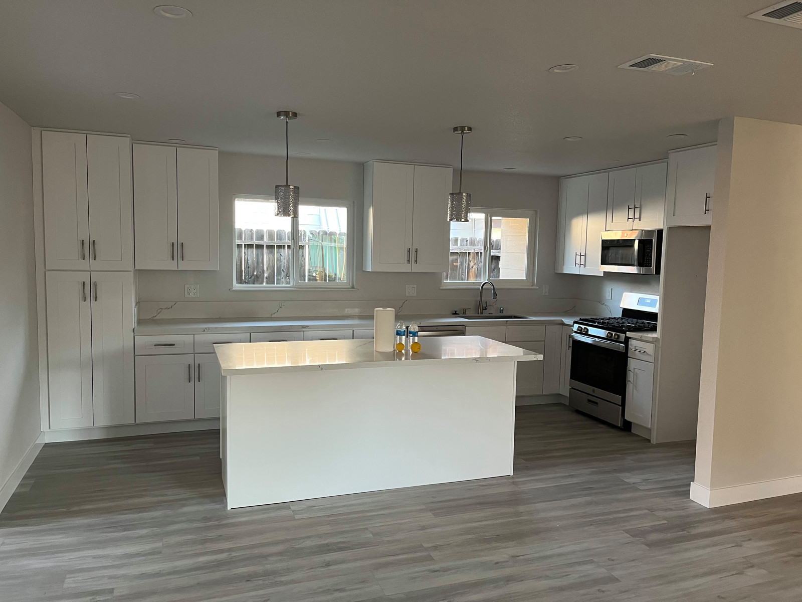 Kitchen - contemporary kitchen idea in Sacramento