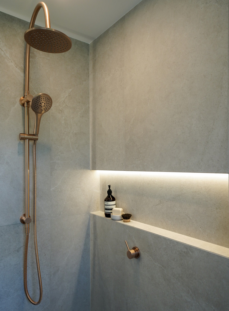 Photo of a contemporary bathroom in Canberra - Queanbeyan.