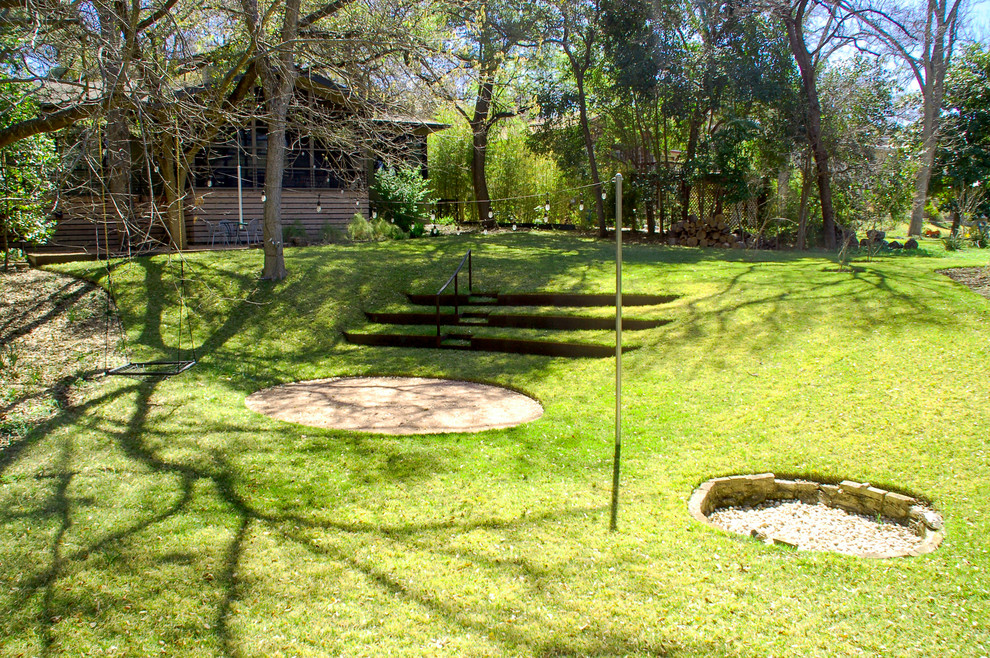 Inspiration for a mid-sized contemporary backyard garden in Austin.